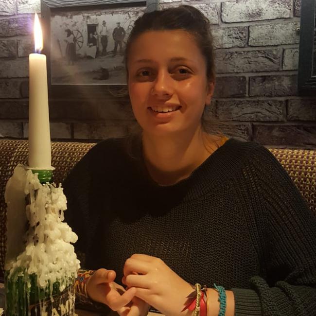 Barnvakt i Sailly-sur-la-Lys: Inès