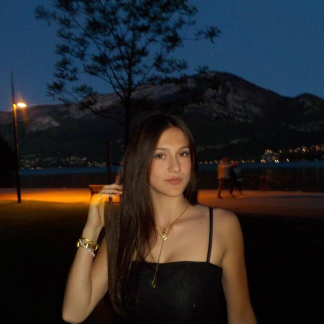 Babysitter in Saint-Pierre-en-Faucigny: Nina