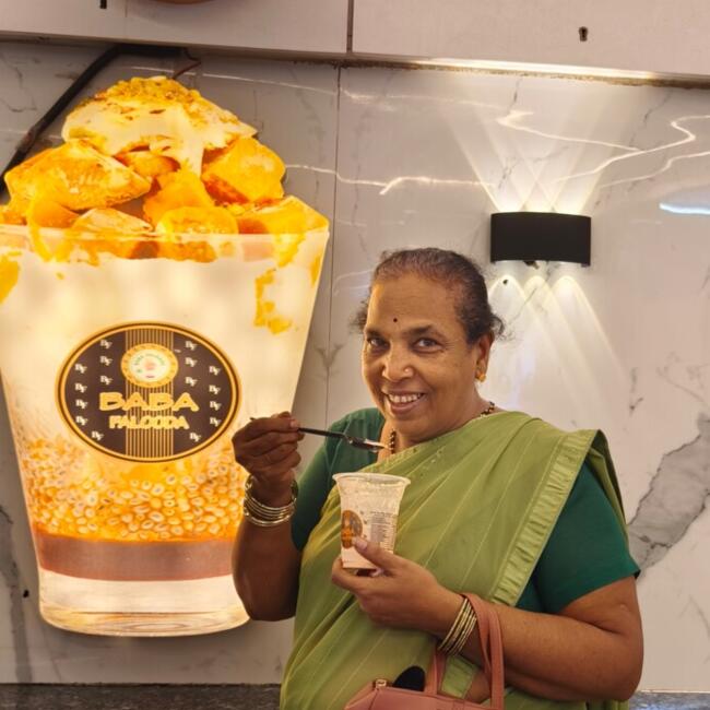 बम्बई में आया: Lata