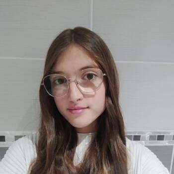 Babysitter in Saint-Romain-le-Puy: Melissa