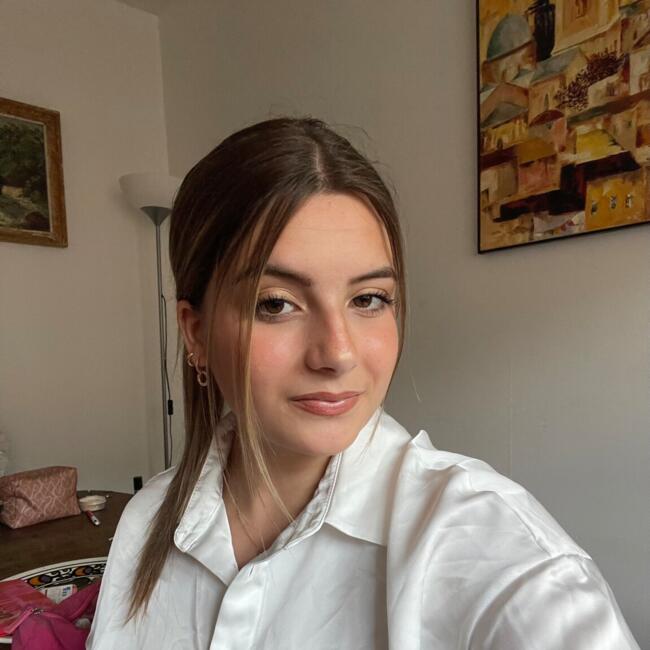 Babysitter in Thoiry (Île-de-France): Eve