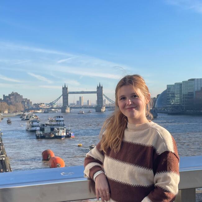 Babysitter in Nazareth: Louise