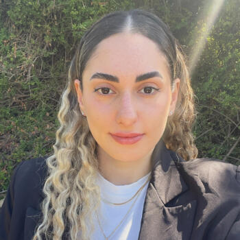 Babysitter in Nesher: Shelly