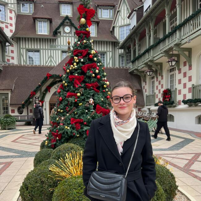 Babysitter in Colomby-sur-Thaon: Emma