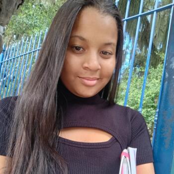 Emprego de babá em Macaé: emprego de babá Thailane