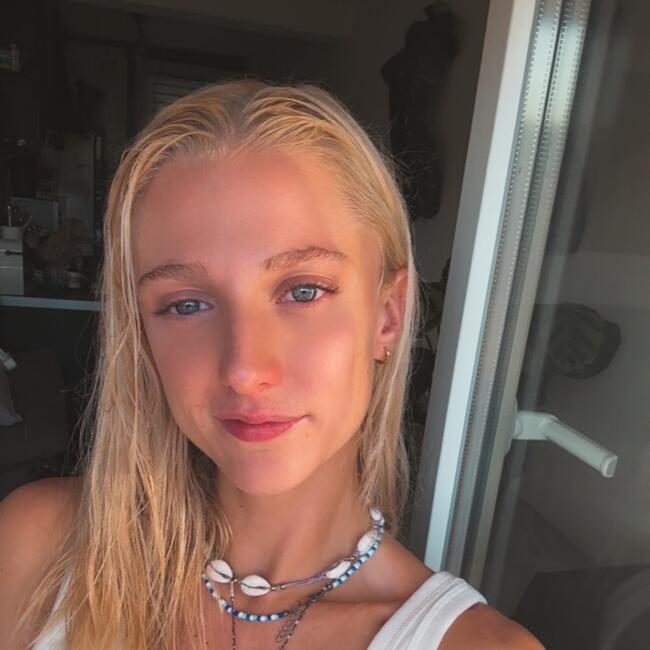 Babysitter in Antibes: Chloé Jully