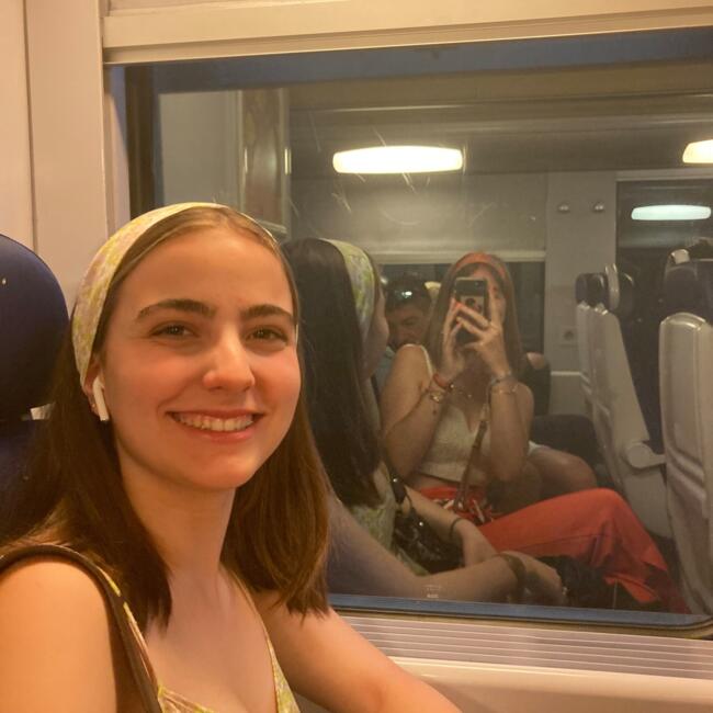 Babysitter in Nice: Ava