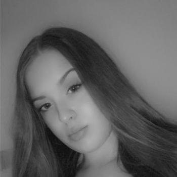 Babysitter in Manchester: Mia