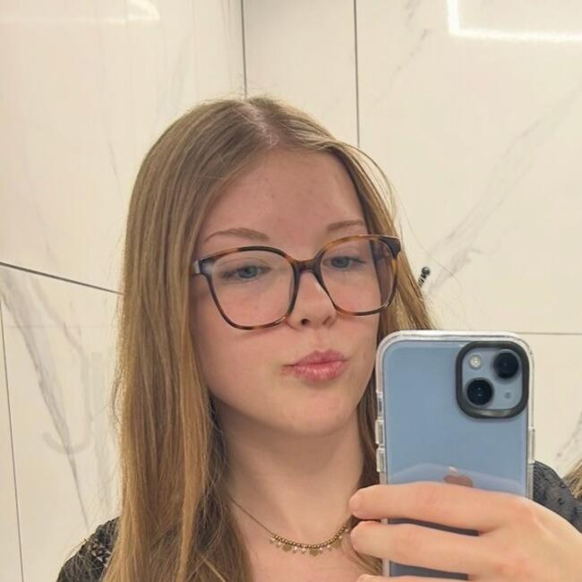 Babysitter in Coutouvre: Louise