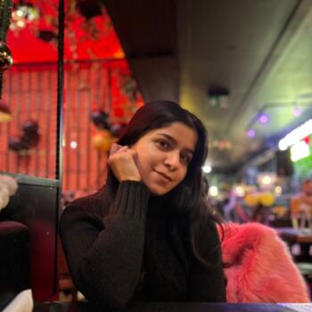 Babysitter in Paris: Mahak