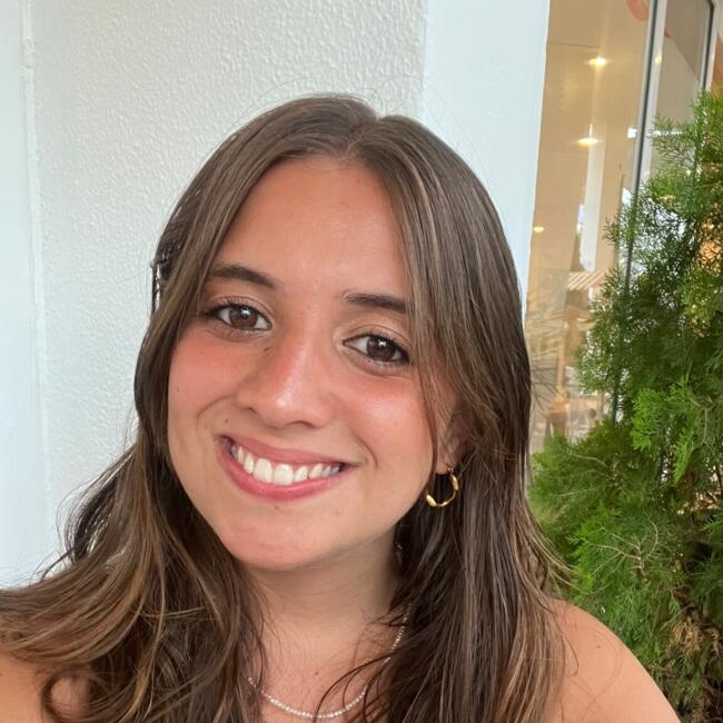 Babysitter in Atães: Nidia
