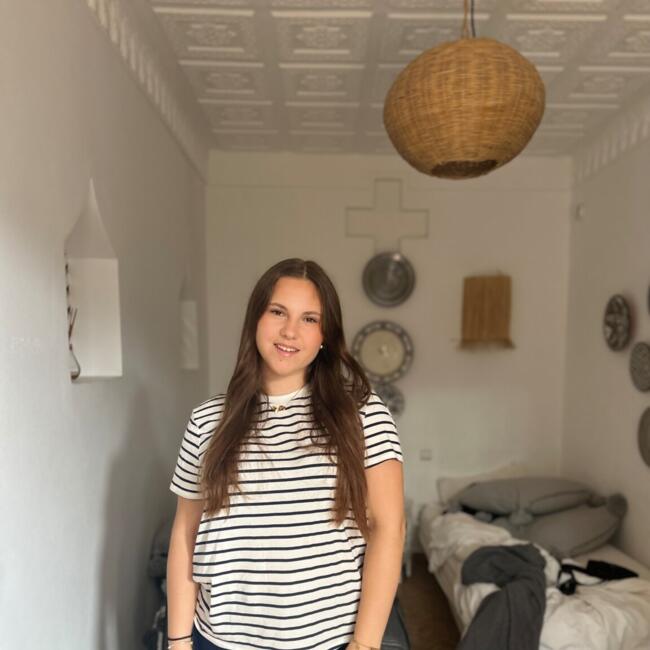 Babysitter in Sales: Livia