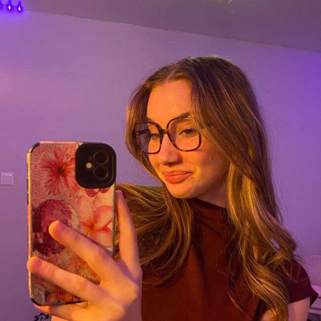 Babysitter in Veyre-Monton: Auriane