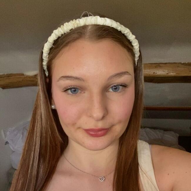 Babysitter in Saint-Hilaire-de-Brens: Manon
