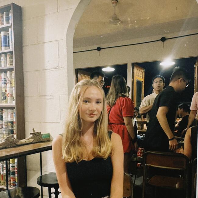 Babysitter in Quarteira: Violet