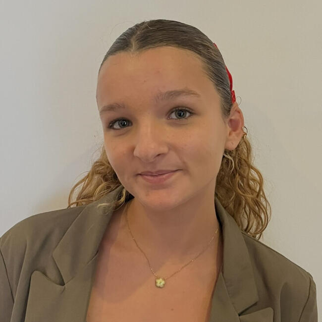 Babysitter in Saint-Étienne: Lola