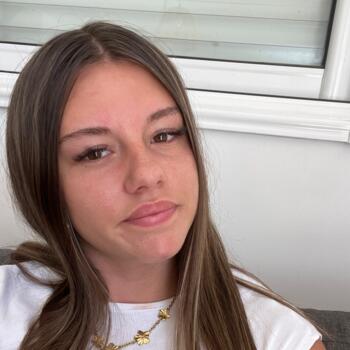 Babysitter in Jullouville: Laura