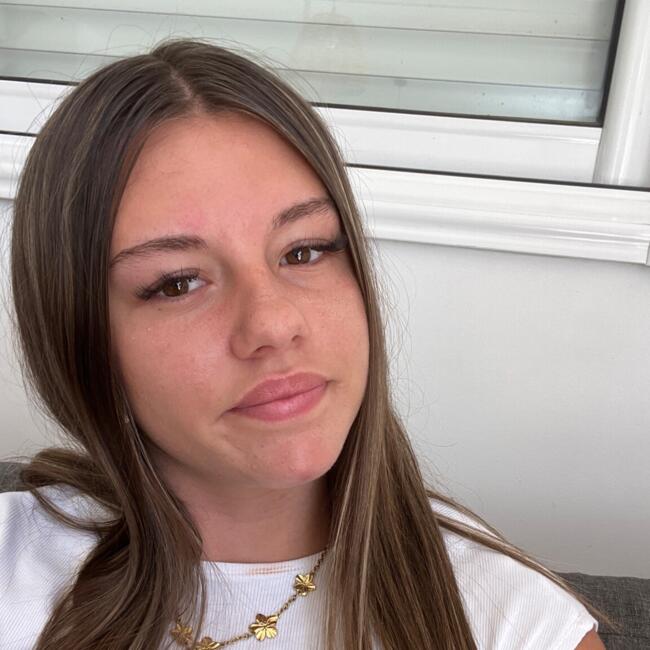 Babysitter in Jullouville: Laura