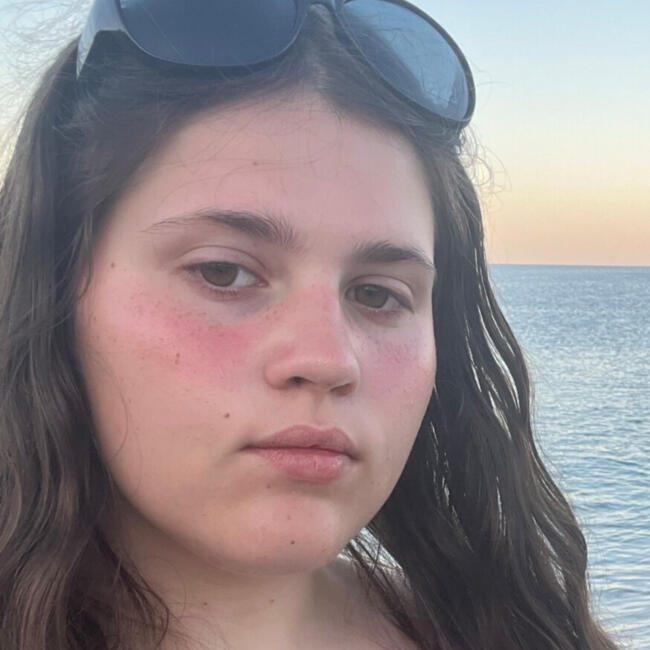 Babysitter in Staines-upon-Thames: Nicole