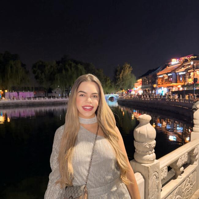 Emprego de babá em Brasília: Débora