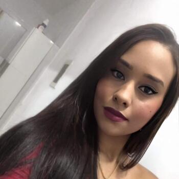 Babysitter Jacareí: Laiane