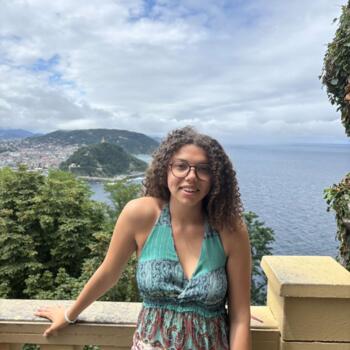 Babysitter Saint-Pierre-du-Mont: Naya