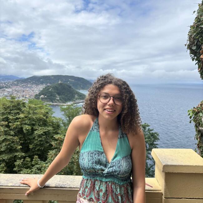 Babysitter in Saint-Pierre-du-Mont: Naya