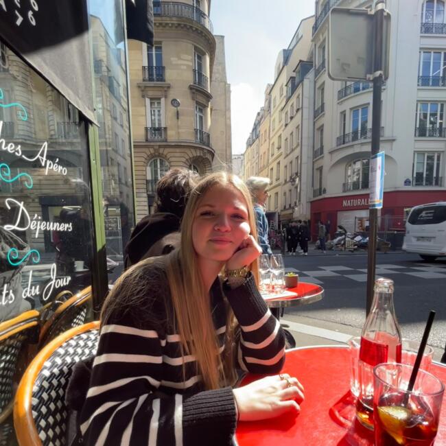 Babysitter in Saint-Thuriau: Lola