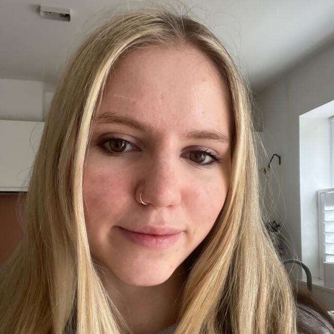 Babysitter in Leatherhead: Evelyn