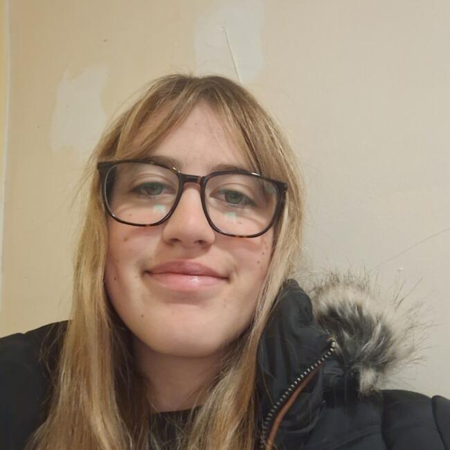 Babysitter in Saint-Antoine-du-Rocher: Emeline