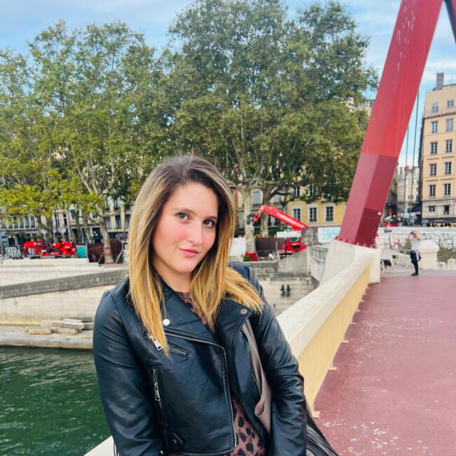 Babysitter in Saint-Étienne: Brune