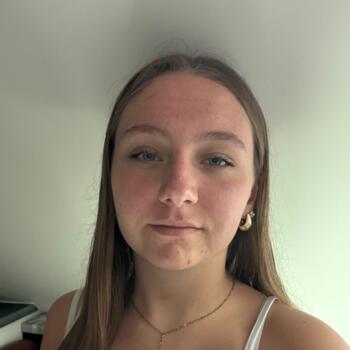 Babysitter in Saint-Clément-des-Levées: Kélia