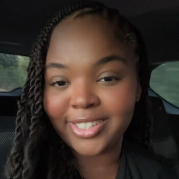 Babysitter em Famões: Elaine