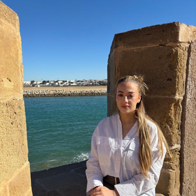 Babysitter in Vaux-le-Pénil: Assia