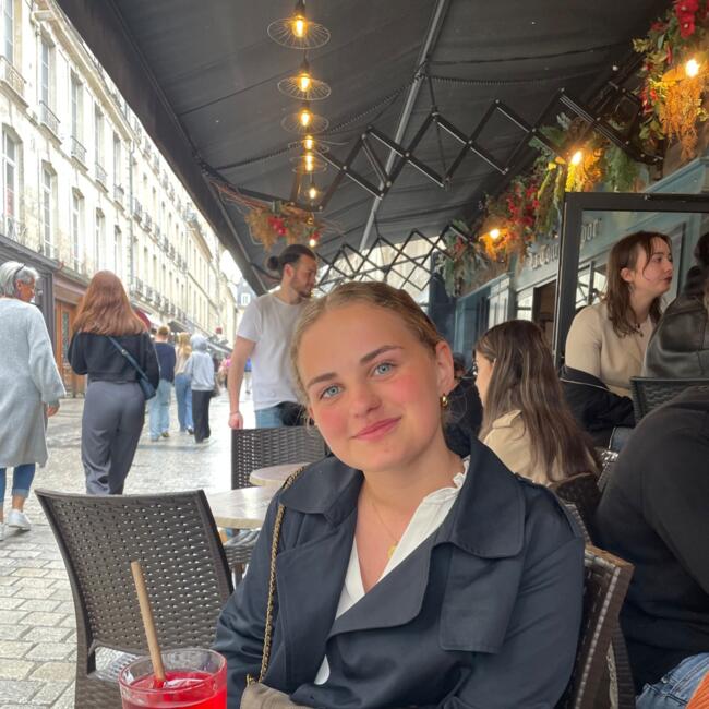 Babysitter in Bretteville-sur-Odon: Claire