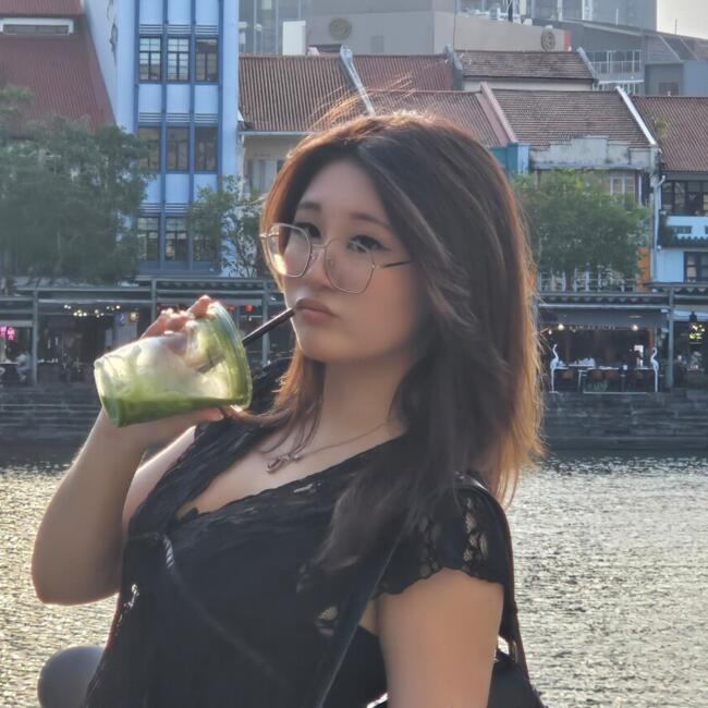 Babysitter in Singapore: Elle