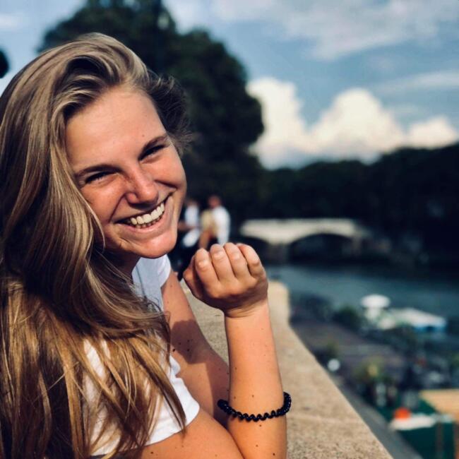 Babysitter in Veurne: Charlotte