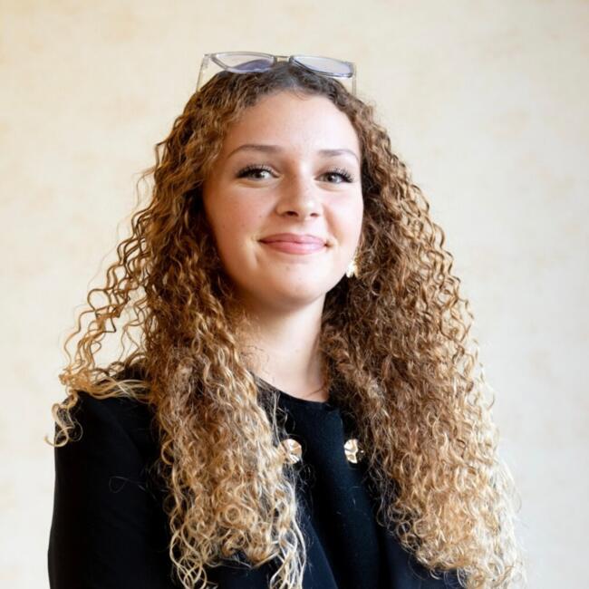 Babysitter in Cruseilles: Nell