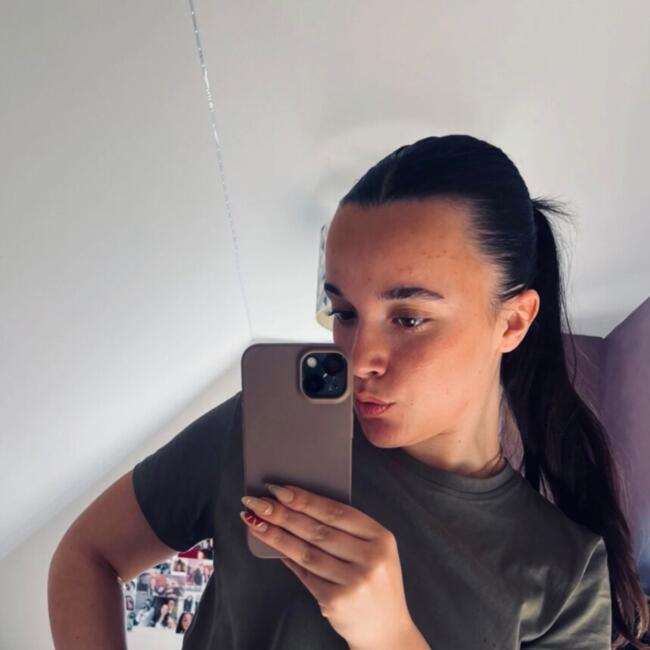 Babysitter in Cormelles-le-Royal: Naomie