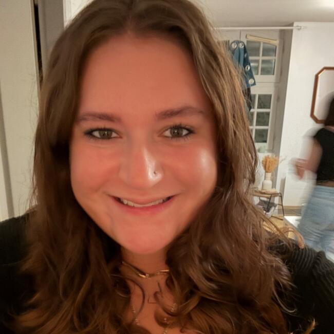 Babysitter in Bayonne: Héléna