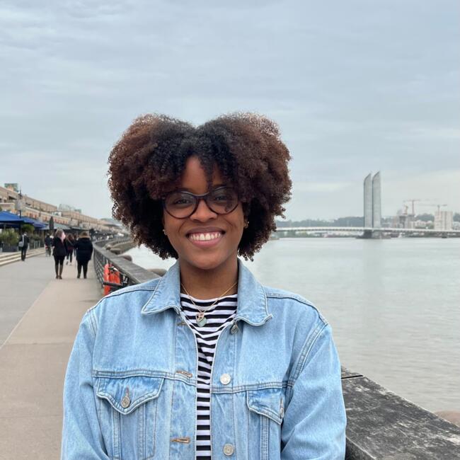 Babysitter in Paris: Indyrah