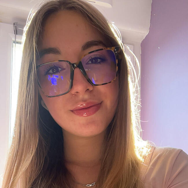 Babysitter in Saint-Aubin-sous-Erquery: Leane