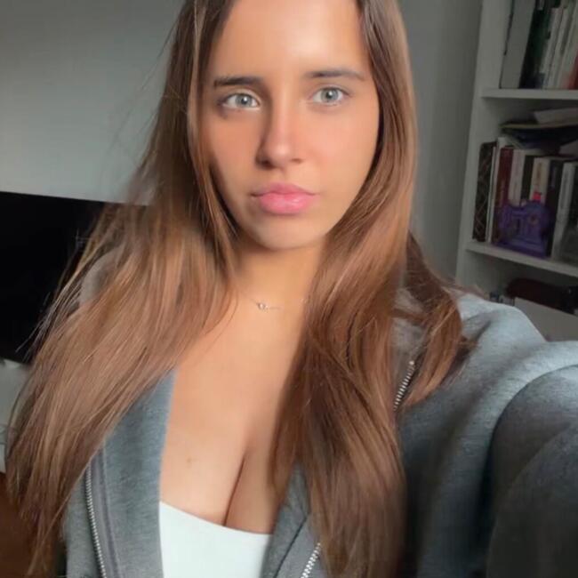 位于邁松阿爾福的临时保姆: Sarah