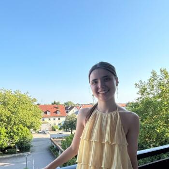 Babysitter in Nelson: Julie