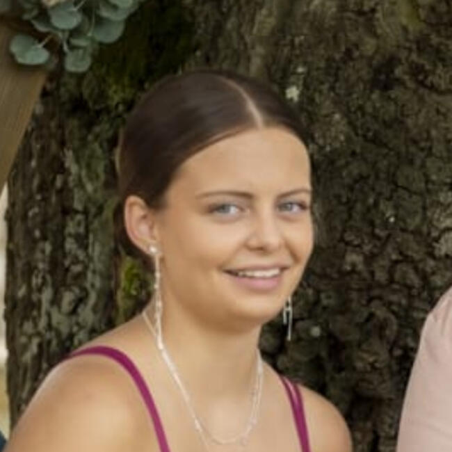 Babysitter in Dampierre-sur-Avre: Sarah