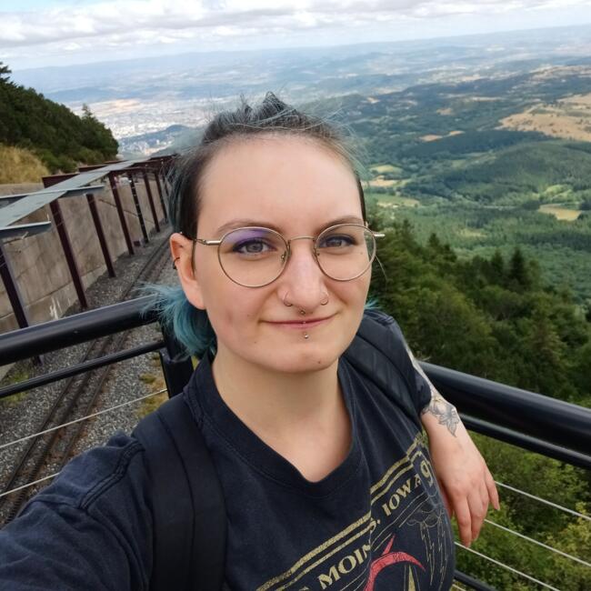 Babysitter in Saint-Bonnet-près-Riom: Marie