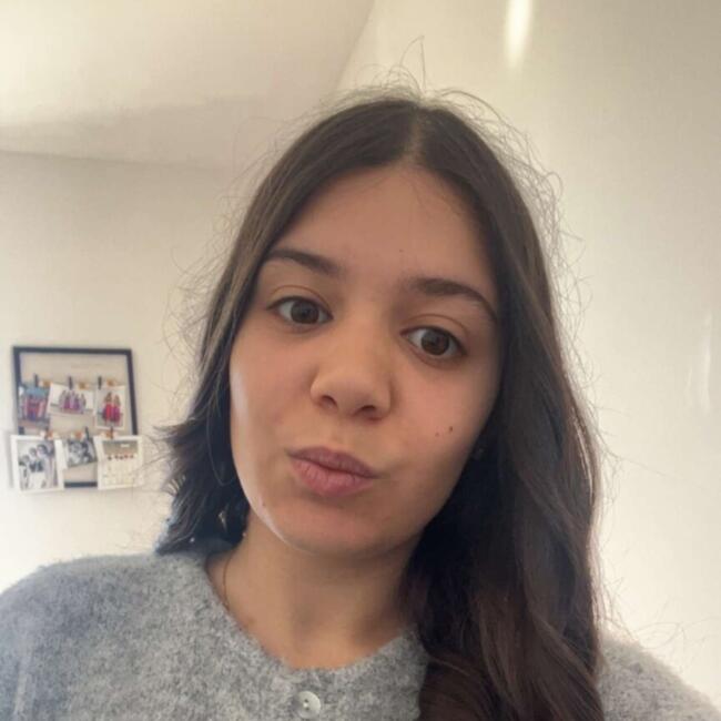 Babysitter in Saint-Pierre-du-Mont: Alysson