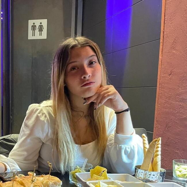 Babysitter in Pompiano: Nicole