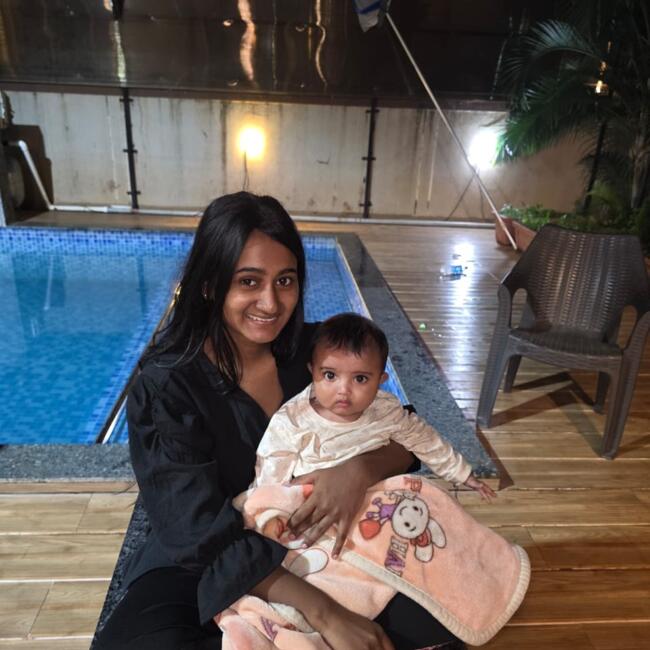 बम्बई में बेबीसिटर: Hajra