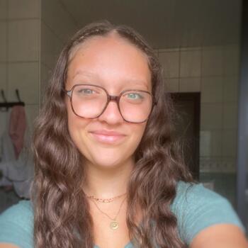 Babysitter in Saint-Genest-d'Ambière: Lola